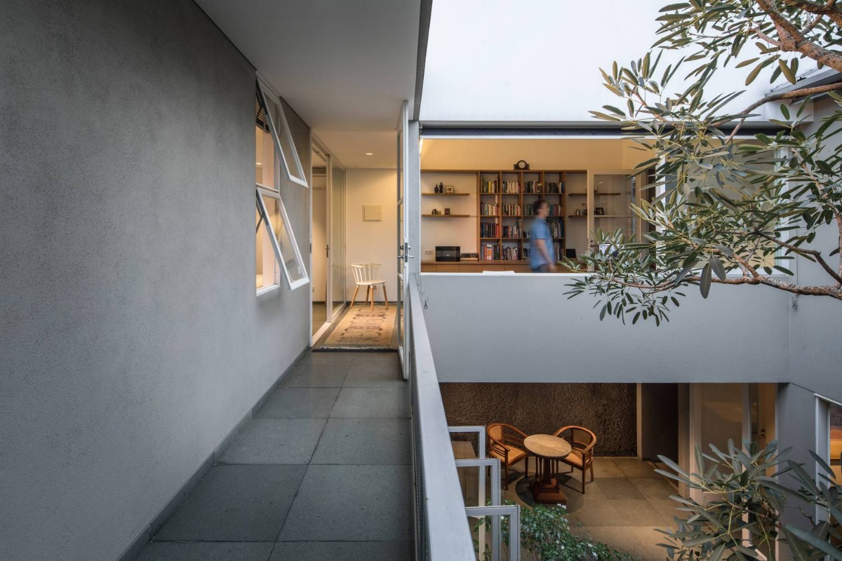 Doctor House / Tan Tik Lam Architects - Top 10 Kinh Nghiệ... 9 261205-kie-paktantiklam-01-lt2-selasar.jpg