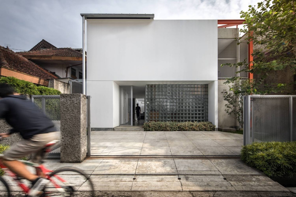 Doctor House / Tan Tik Lam Architects - Top 10 Kinh Nghiệ... 2 261205--fi-kie-paktantiklam-kebonsalak-04-exterior.jpg