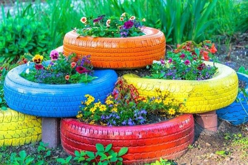 Làm bồn hoa trước nhà bằng lốp xe ô tô sơn đa sắc màu, bắt mắt trang-tri-vuon-hoa-truoc-nha-dep-1